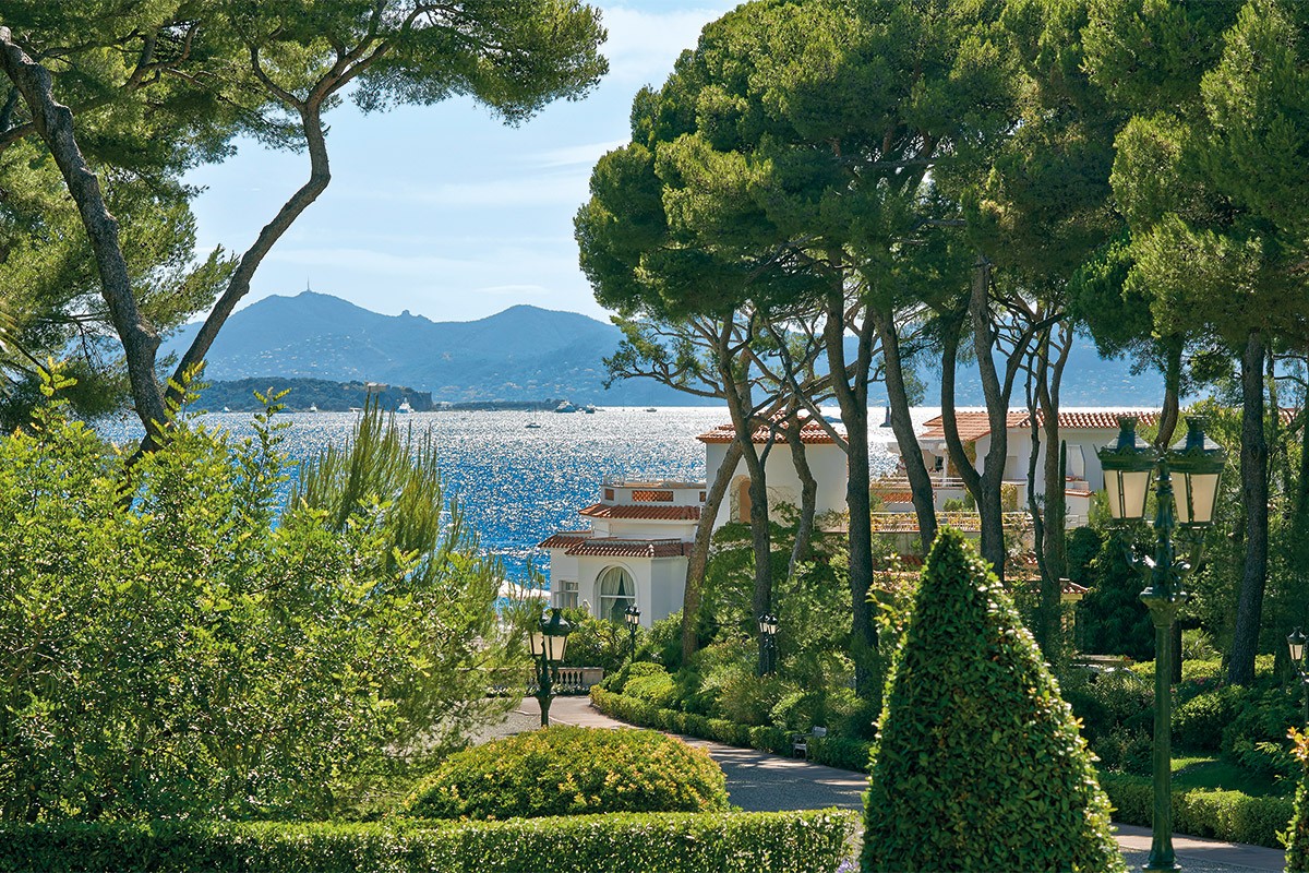 Dominant la pointe sud du Cap d’Antibes, l’Hôtel du Cap-Eden-Roc est une véritable légende de la French Riviera. Sur un promontoire de roches blanches à la vue imprenable sur les îles de Lérins, son élégante demeure Napoléon III, ses allées majestueuses et sa piscine iconique à flanc de falaise rayonnent depuis plus de 150 ans.