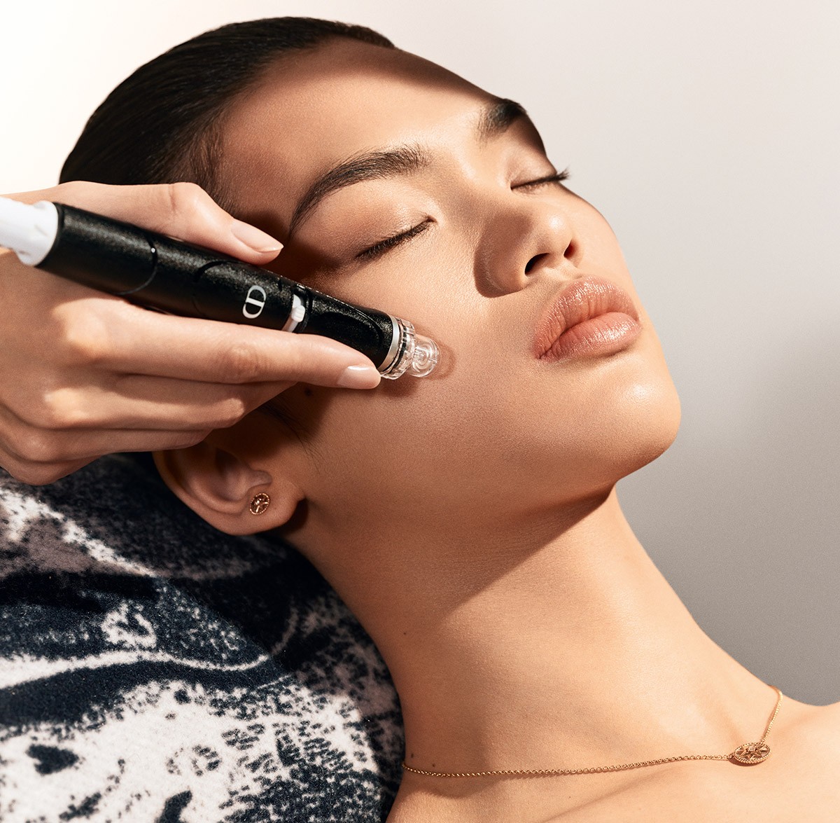 Dior allie des technologies innovantes à l’expertise des soins Dior pour offrir une vision globale et avant-gardiste du soin.