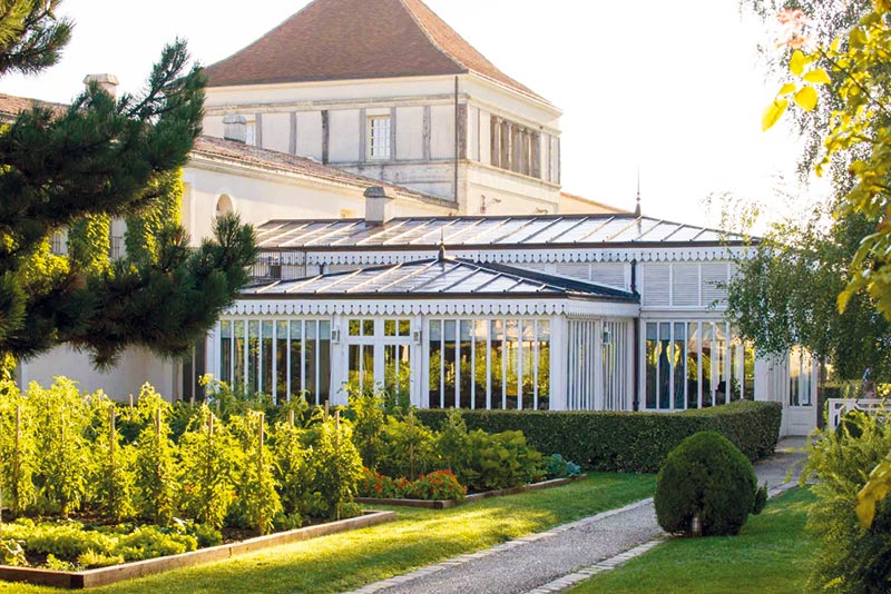 À la table du restaurant deux étoiles Michelin « La Grand Vigne », comme à celle du champêtre « Table du Lavoir », les produits du potager maison sont mis en avant. © G. de Laubier