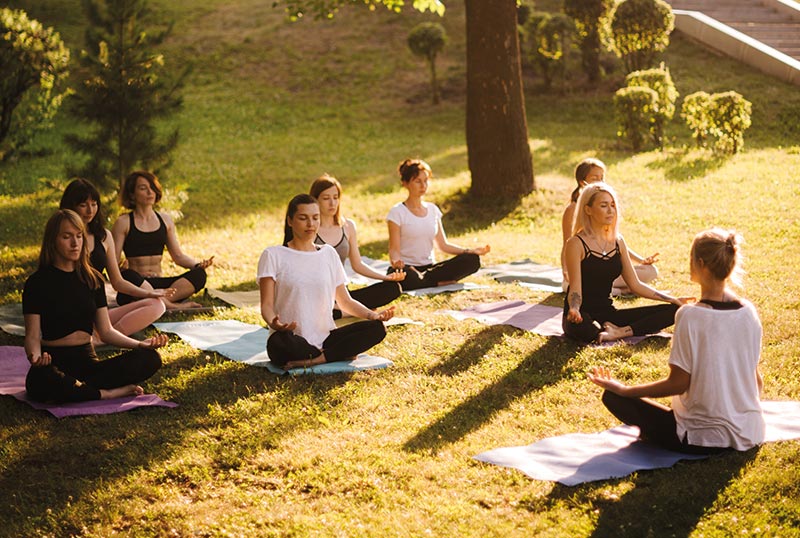 Pour le domaine du bien-être, envisager des sessions de yoga dans des lieux luxueux ou des collaborations avec des experts variés, tels que des coachs sportifs renommés, peut offrir une valeur ajoutée. Goulven CORNEC