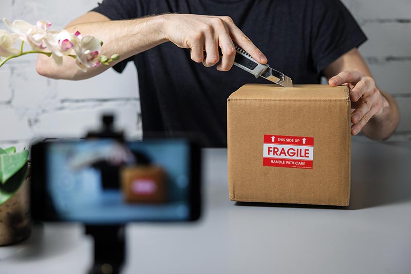 Lors d'un unboxing la mention « collaboration commerciale » devra être affichée ou il faudra justifier de la facture correspondante