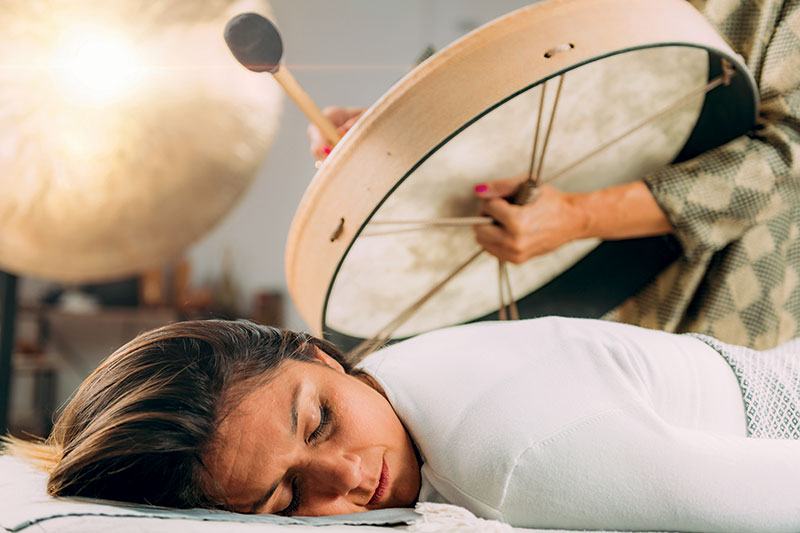 Le tambour chamanique est reconnu pour lutter contre le stress et l’anxiété, et apporter un temps de relaxation profond et un lâcher-prise mental et corporel.