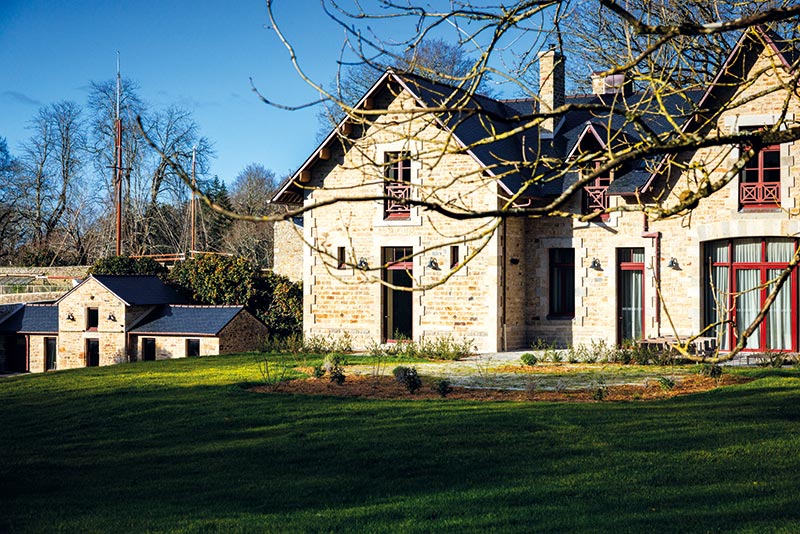 Parmi les trois logements atypiques proposés : Coucou, une suite insolite créée dans l’ancien poulailler du château, d’où son nom. À partir de 416 €. Derrière cette bâtisse, on devine derrière le mât du Bateau Suite le Caprice, sauvé par BLH qui a décidé de le restaurer et de lui offrir une seconde vie en le transformant en suite marine confortable. À partir de 496 €.