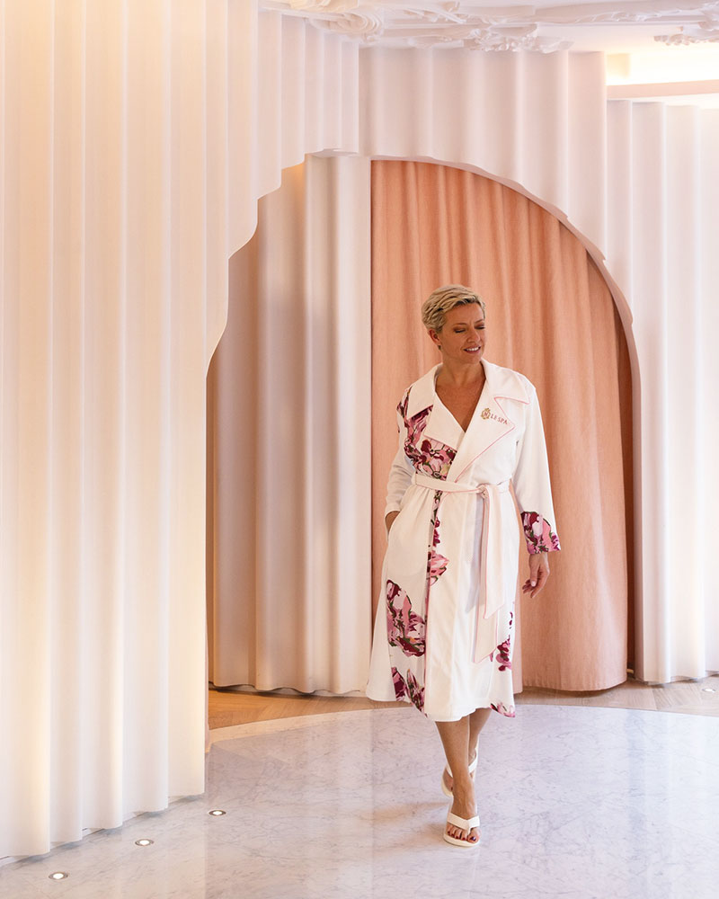 Pièce maitresse du concept N Le Spa : de sublimes peignoirs, plus proches d’un vêtement haute couture, dont la création a nécessité deux ans de travail à RKF. La version femme, conçue dans un esprit trench-coat, avec un imprimé de fleurs roses rappelant l’esprit du Negresco.