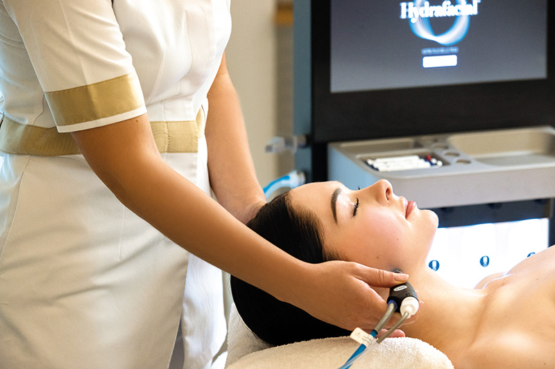 CI-dessus, une praticienne du Spa Valmont prodigue le Grand Soin Hydrafacial, propre à l’établissement. © G.Gardette