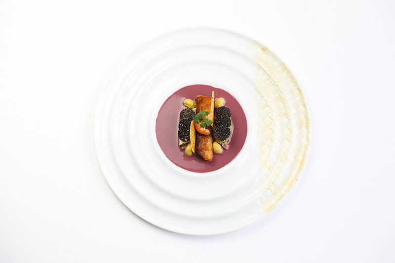 Son plat signature : Carpe « à la Chambord », truffe aestivum, écrevisse, sauce au vin de Cheverny. Pour mettre en valeur sa cuisine, Christophe Hay a fait appel à deux céramistes de la région : Annie Cosson et Valérie Radix.