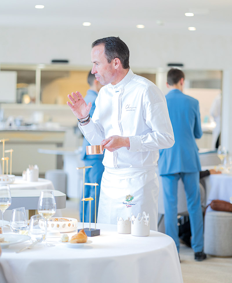 Cœur de l’expérience Fleur de Loire, le restaurant gastronomique « Christophe Hay », où le chef terroiriste délivre avec son équipe une cuisine d’émotions, raffinée et audacieuse, distinguée par deux étoiles et une étoile verte au Guide Michelin 2023.