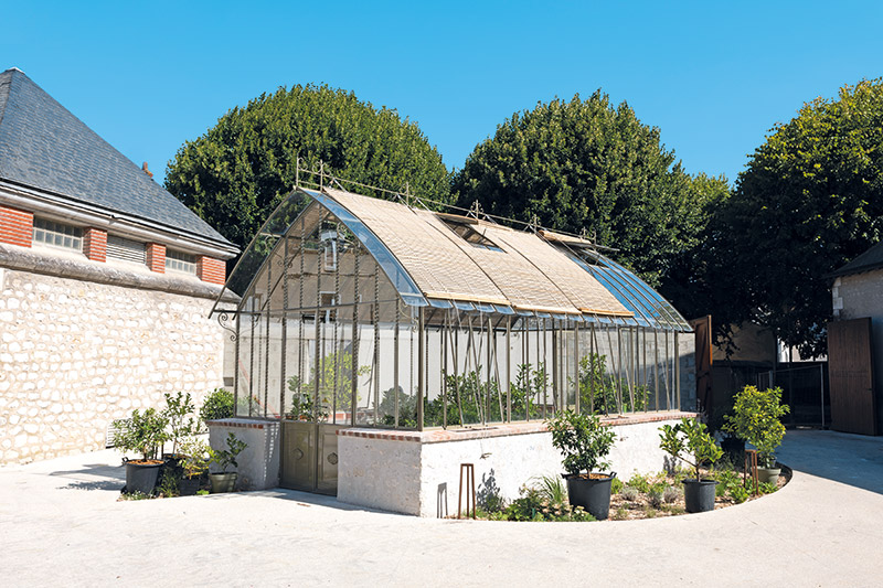 Dans l’enceinte de Fleur de Loire, le chef a édifié une serre dans laquelle il fait pousser des agrumes qu’il utilise dans ses recettes.