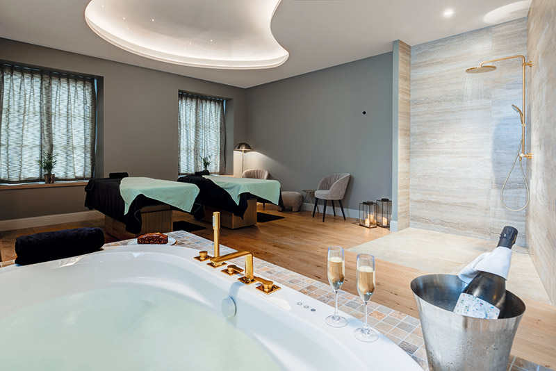 La cabine Prestige avec son bain privatif offre deux expériences à vivre en duo alliant massage et gourmandise. À partir de 600 €, les 150 min.