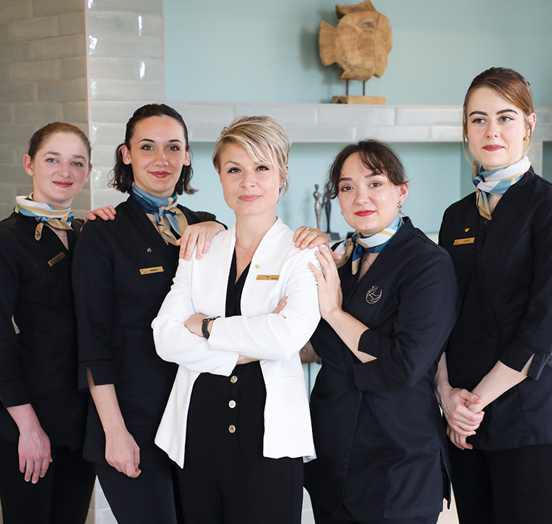 De gauche à droite, l’équipe du Spa Sisley® Fleur de Loire : Margot, Maëlys, Joy, Marie et Anaïs (Sur la photo il manque Alissa et les 2 réceptionnistes Spa).