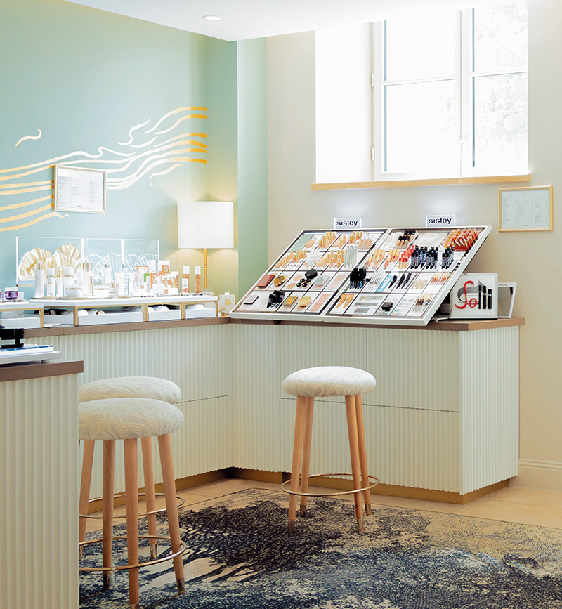 L’espace favori de Joy Albaret : le showroom du Spa Sisley® Fleur de Loire. Lumineux et spacieux, il présente toute l’offre Sisley® au travers du séduisant merchandising de la marque.