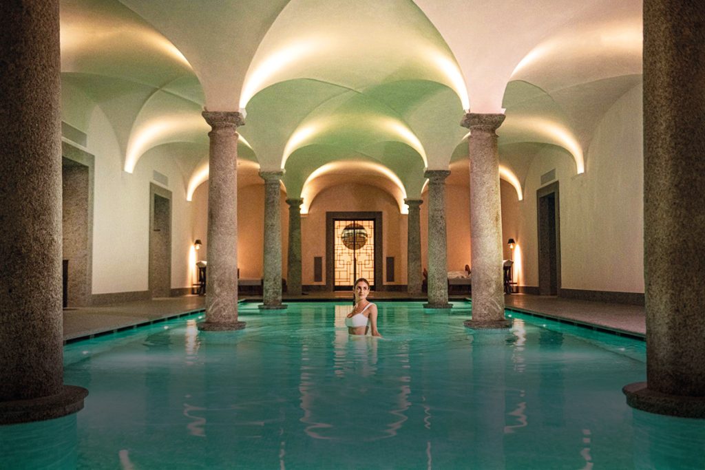 S’étendant sur 700 m2, The Longevity Spa du Portrait Milano s’inspire pour sa zone humide de l’origine du bâtiment, un ancien séminaire, en dévoilant sa sublime piscine sous une grande salle voutée reposant sur dix colonnes.