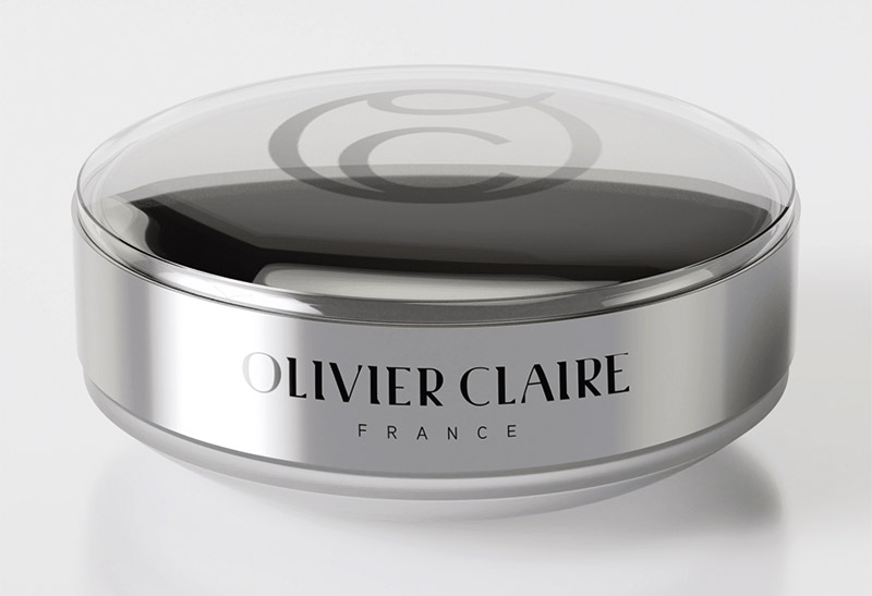 Ici est présenté en avant-première le pot de la crème qui viendra enrichir la gamme Ultra d’Olivier Claire en 2025.