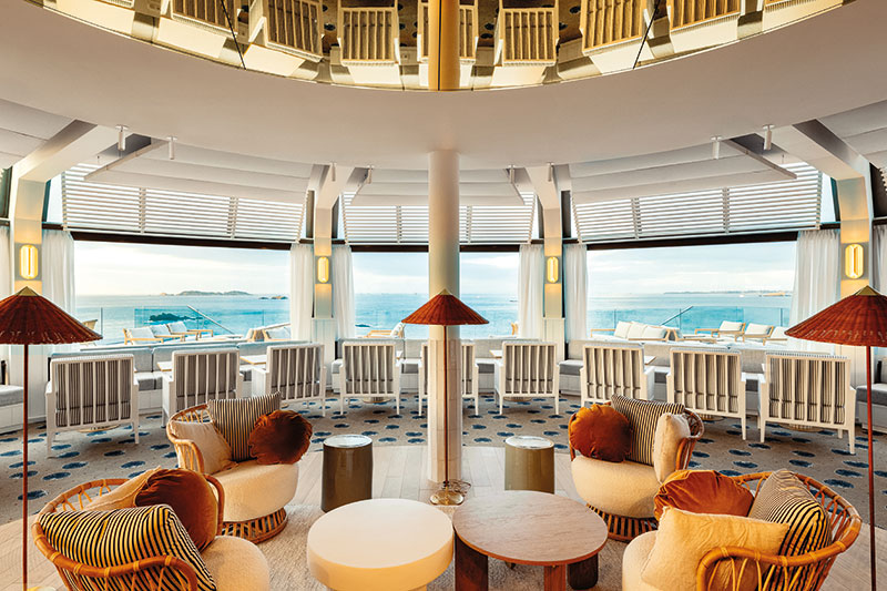 La plus belle vue de Dinard vous attend au Bar Gourmand L’Horizon et sa vaste terrasse, pour un déjeuner sur le pouce ou pour profiter d’un verre.