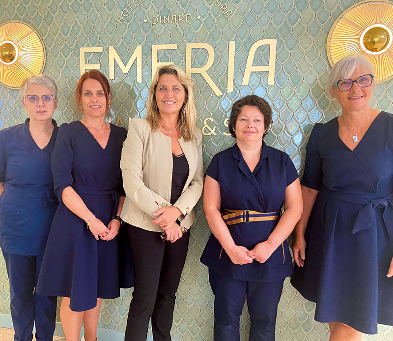 L’équipe de chefs de service de gauche à droite : Sabrina Malapert (Responsable des deux Spas, dont Maison Emeria), Catherine Benoist (Diététicienne), Florence Rouah, Christelle Salette (Responsable des hydrothérapeutes, du vestiaire et de la tisanerie), Chantal Le Berre (Responsable de l’accueil de l’institut) ainsi que Amandine Combé (Responsable de l’espace forme) et Brigitte Berot (Coach bien-être) qui ne sont pas présentes sur la photo.