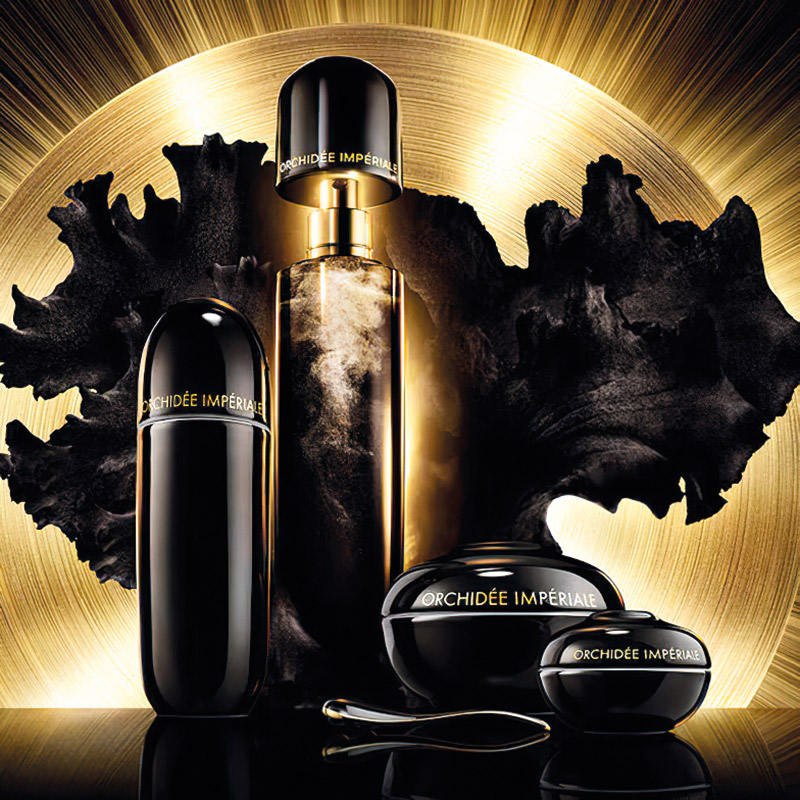 Après plus de 15 ans de recherche, la recherche Guerlain dévoile sa dernière innovation, la collection « Orchidée Impériale Black ». En son cœur est encapsulé le pouvoir de la Black Orchid qui donne naissance à la technologie BlackImmune™ ciblant 95 % des cellules épidermiques impliquées dans l’auto-défense de la peau.