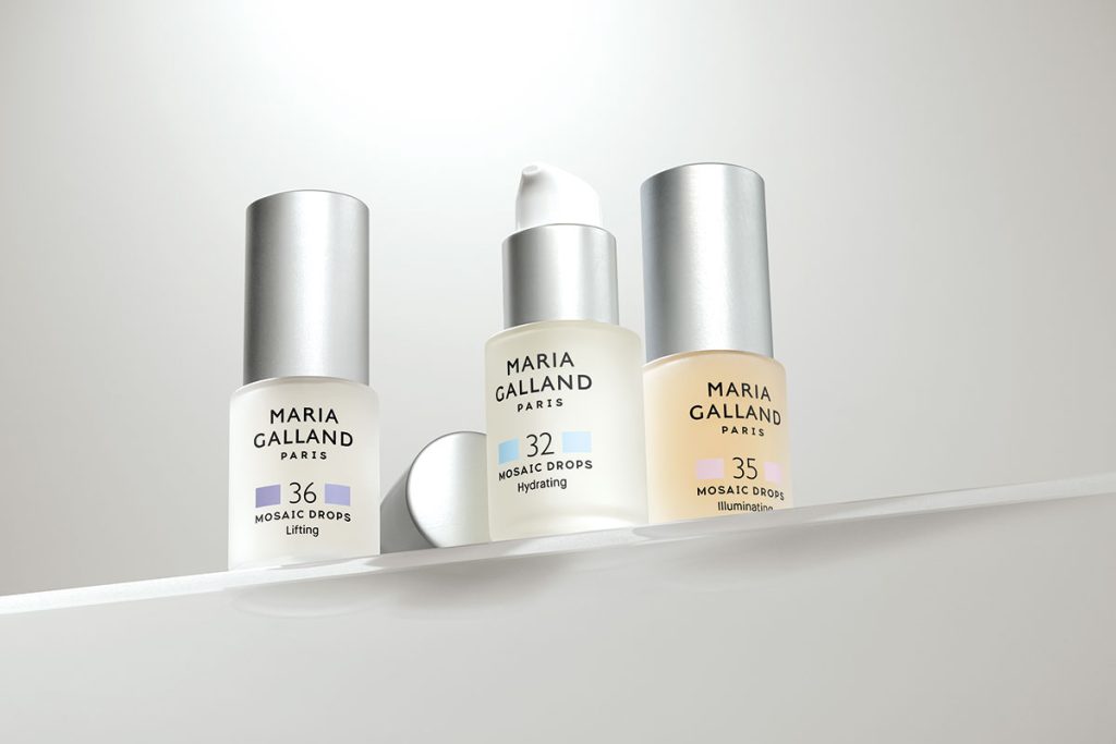 Les trois sérums de la gamme Mosaic Drops sont comme des cures de vitalité de 28 jours (ndlr : durée du renouvellement cellulaire) à faire à la maison. Ils sont également intégrés au protocole iconique de la marque, la Méthode Mosaïque Modelante.