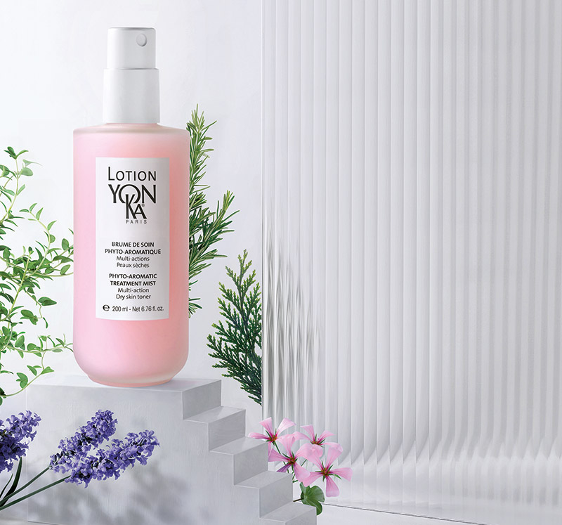 La Lotion Yon-Ka, véritable produit d’entrée pour découvrir la marque, s’est refaite une beauté. Sa formule emblématique reste inchangée et renferme la Quintessence Yon-Ka, un complexe de cinq huiles essentielles (lavande, géranium, romarin, cyprès et thym) et véritable « fil rouge » de la marque.