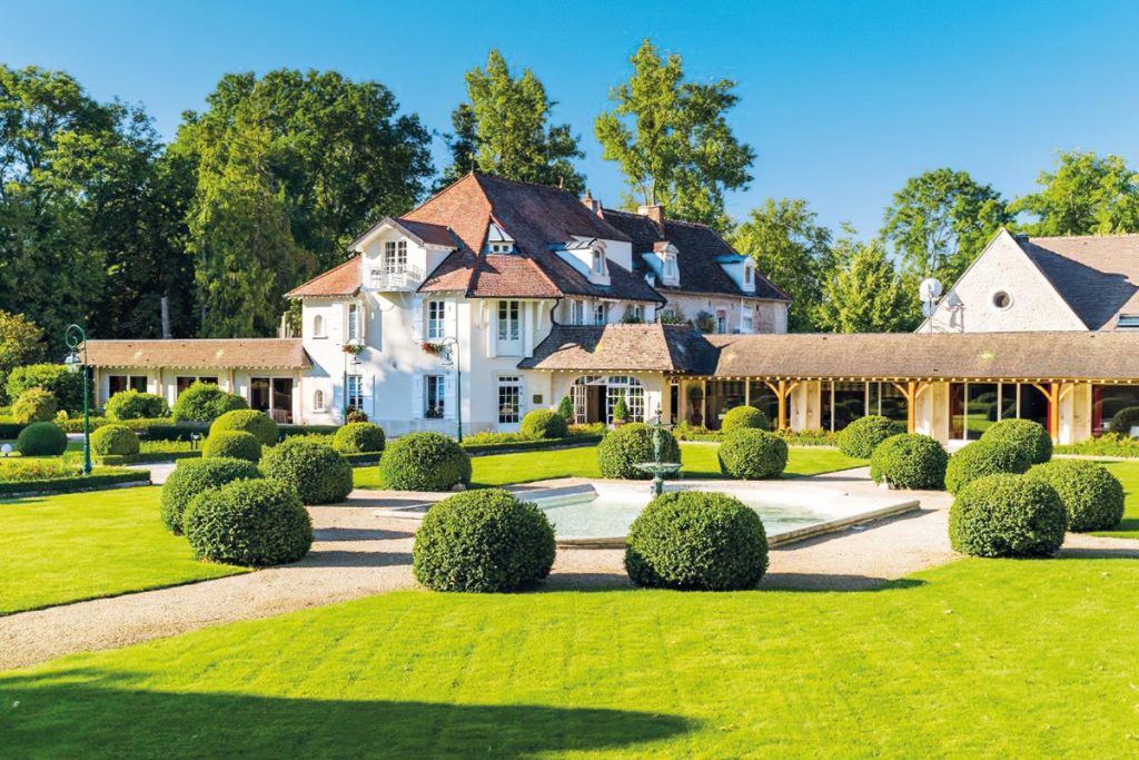 C’est au cœur d’un jardin vibrant et ressourçant que le Spa Sisley de l’Hostellerie de Levernois va ouvrir ses portes en février prochain.