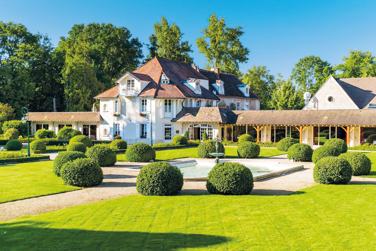 C’est au cœur d’un jardin vibrant et ressourçant que le Spa Sisley de l’Hostellerie de Levernois va ouvrir ses portes en février prochain.