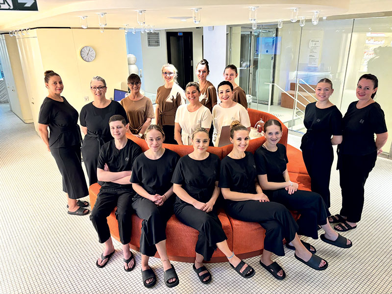 De haut en bas et de gauche à droite : Une partie de l'équipe de The Purist Retreat & Spa des Cures Marines de Trouville : Noufissa, Shirley, Manuela, Marie, Laure, Marie, Margaux, Aurélie, Elodie, Alice, Hadrien, Louise, Sidonie, Amélie et Lucie.