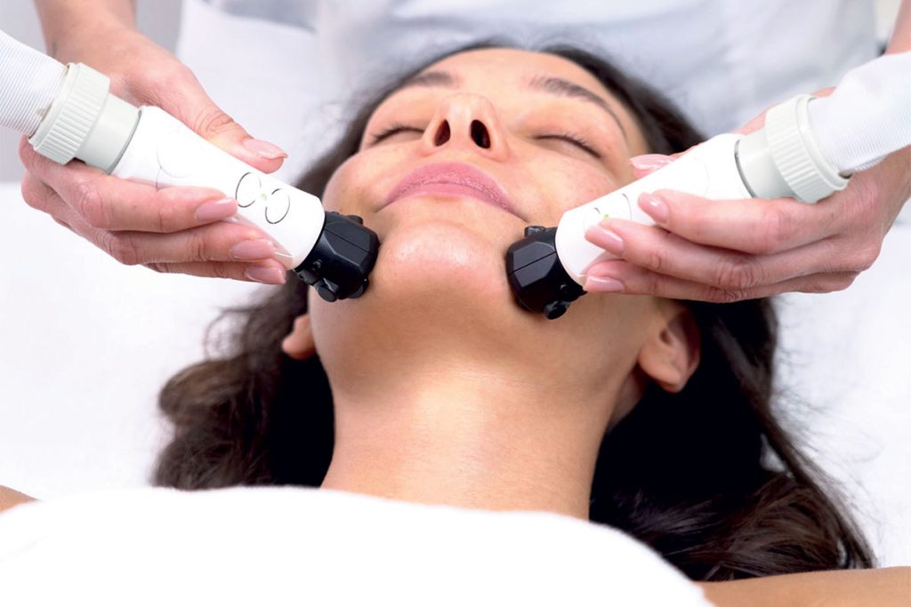 Le Microfacial s’appuie sur la méthode brevetée Roboderm® développée par icoone® qui fournit une Micro-Stimulation tissulaire avec un mouvement multidirectionnel respectueux de l’anatomie de la peau. Cela permet une stimulation intense et précise de chaque millimètre de la peau.